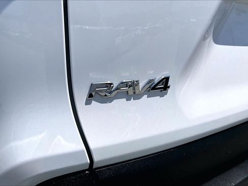 Used 2021 Toyota RAV4 XLE FWD image 9