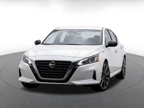 Used 2025 Nissan Altima 2.5 SV FWD image 2