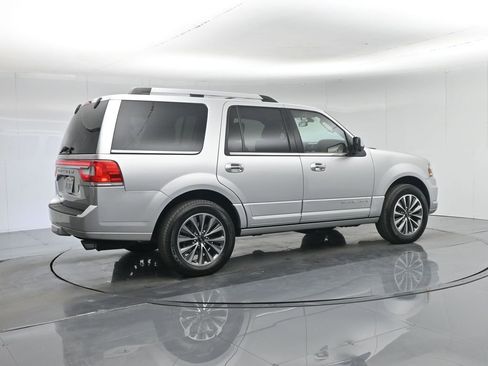 Used 2017 Lincoln Navigator Select image 11