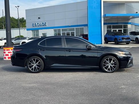 Used 2022 Toyota Camry SE FWD image 2