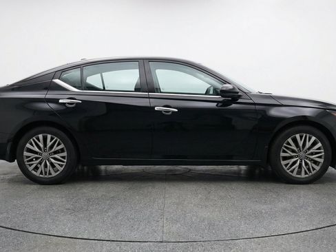 Used 2025 Nissan Altima 2.5 SV FWD image 11