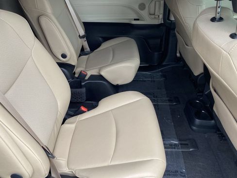 Certified 2023 Toyota Sienna XLE FWD image 19