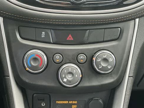 Used 2022 Chevrolet Trax LT w/ LT Convenience Package AWD/4WD image 14
