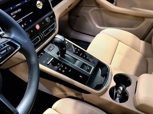 Used 2025 Porsche Macan image 20