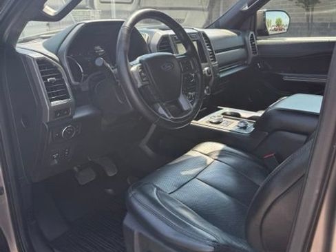 Used 2018 Ford Expedition XLT w/ Equipment Group 202A AWD/4WD image 13