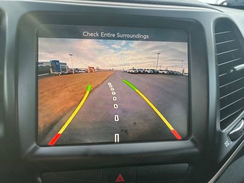 Used 2016 Jeep Cherokee Latitude w/ Comfort & Convenience Group image 20