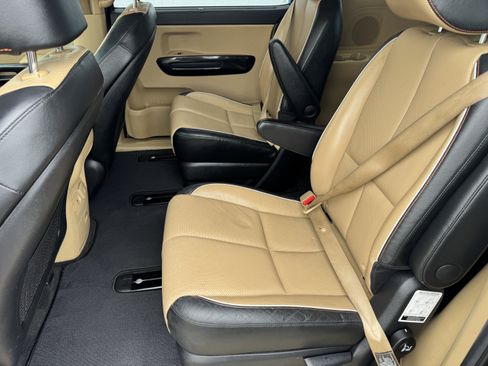 Used 2018 Kia Sedona SX image 15