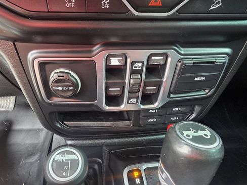 Used 2018 Jeep Wrangler Unlimited Sahara image 20