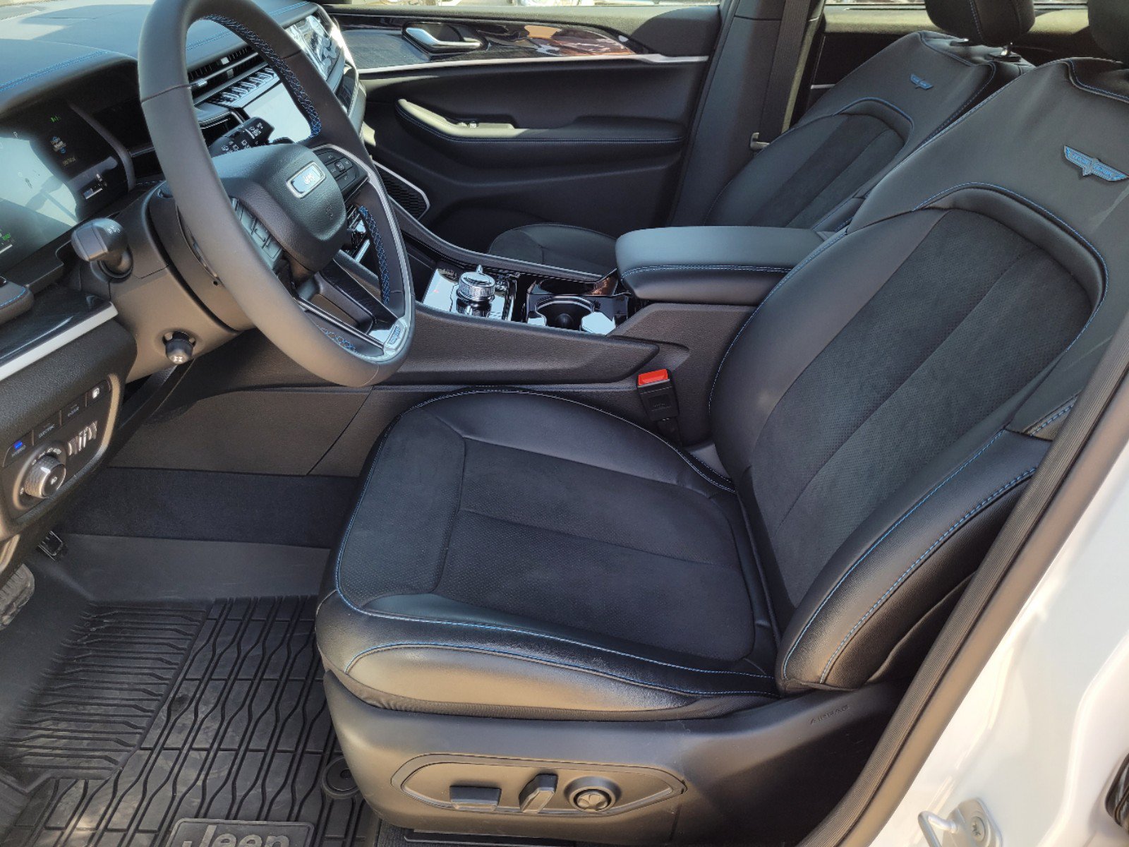 New 2022 Jeep Grand Cherokee Trailhawk w/ Advanced Protech Group II AWD/4WD image 8