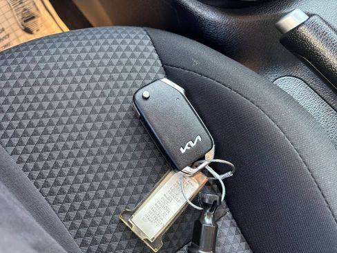 Used 2025 Kia Soul LX w/ LX Technology Package FWD image 20