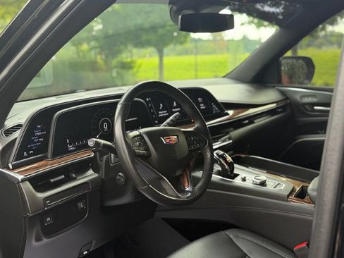 Used 2024 Cadillac Escalade ESV Luxury RWD image 11