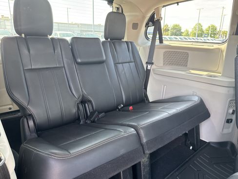 Used 2011 Chrysler Town & Country Touring-L w/ Entertainment Group #2 FWD image 30