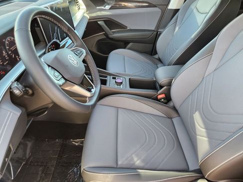 New 2026 Volkswagen Tiguan SE image 3