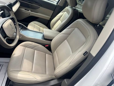 Used 2025 Lincoln Nautilus Premier AWD/4WD image 14