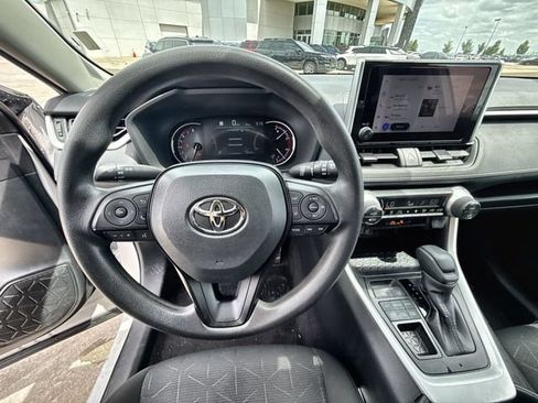 Used 2025 Toyota RAV4 XLE AWD/4WD image 14