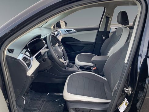 Used 2025 Volkswagen Taos SE image 9