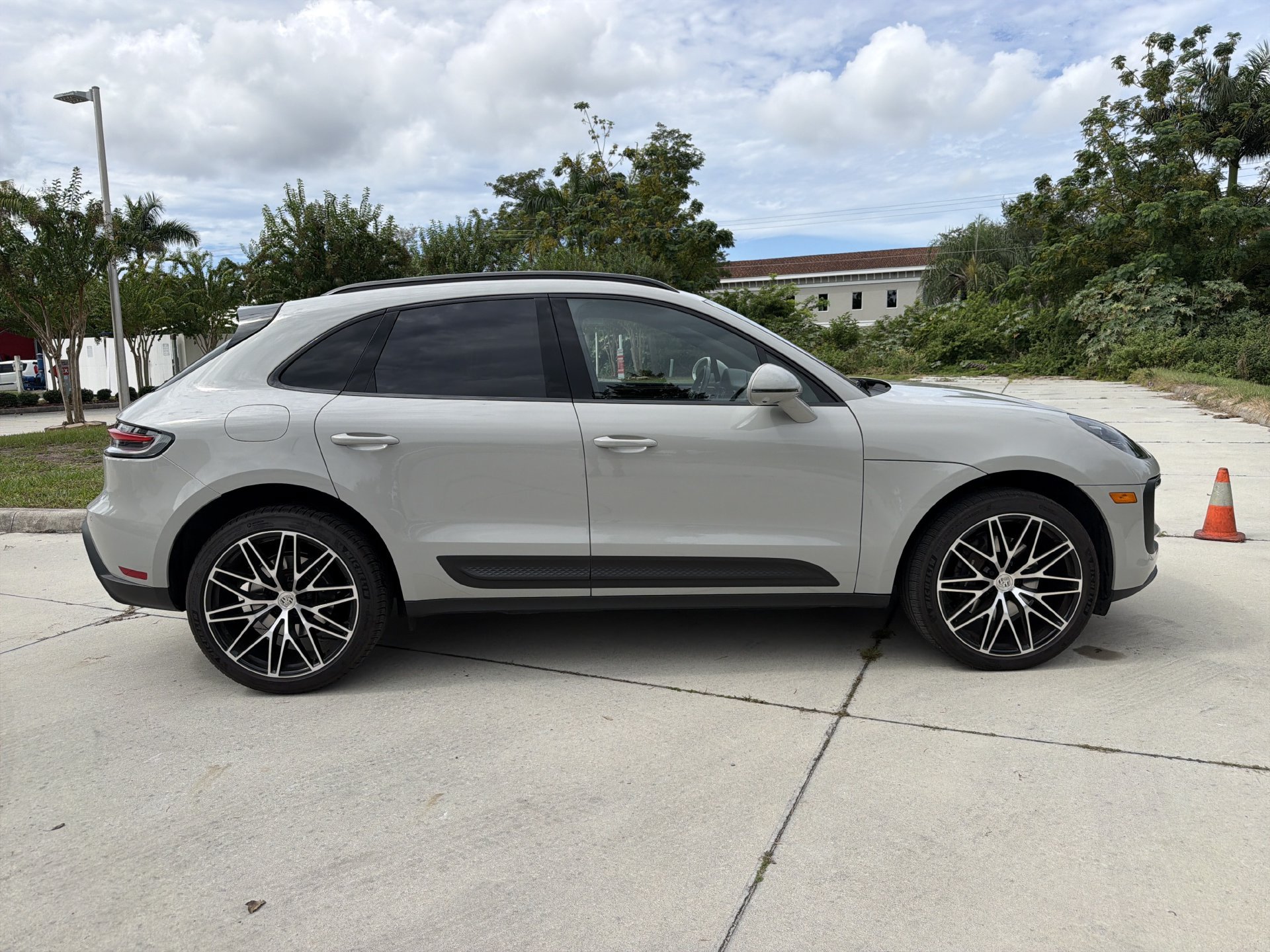 Used 2023 Porsche Macan Turbo AWD/4WD image 3