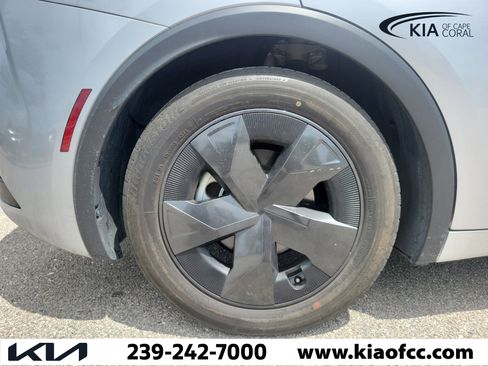 Used 2024 Toyota Prius LE FWD image 7
