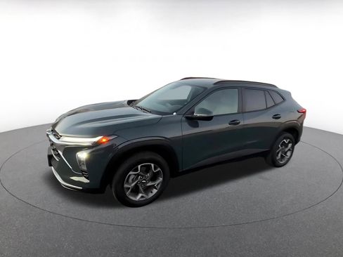 Used 2025 Chevrolet Trax LT w/ LT Convenience Package image 8