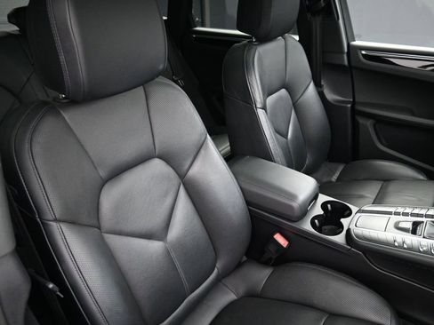 Certified 2021 Porsche Macan image 30