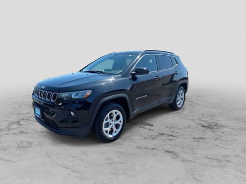 Used 2024 Jeep Compass Latitude AWD/4WD image 4