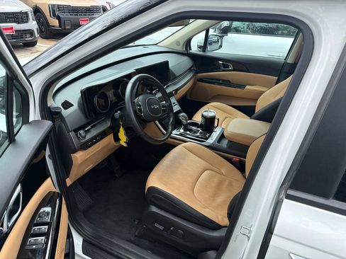 Used 2024 Kia Carnival EX FWD image 4