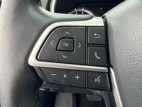 Used 2023 Toyota Highlander XLE FWD image 27