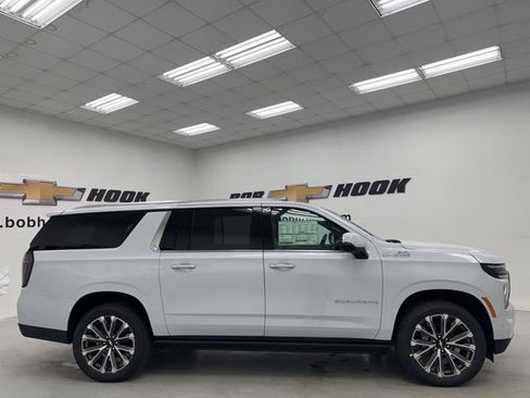 New 2026 Chevrolet Suburban High Country AWD/4WD image 4