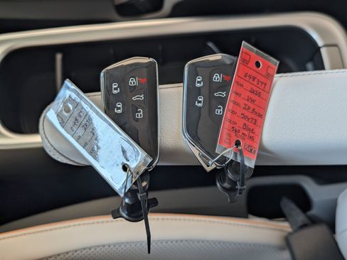 Used 2025 Volkswagen ID. Buzz Pro S Plus RWD image 40