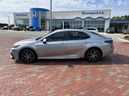 Used 2022 Toyota Camry SE FWD image 3