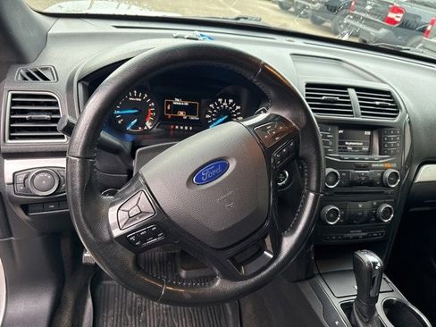 Used 2017 Ford Explorer XLT image 18