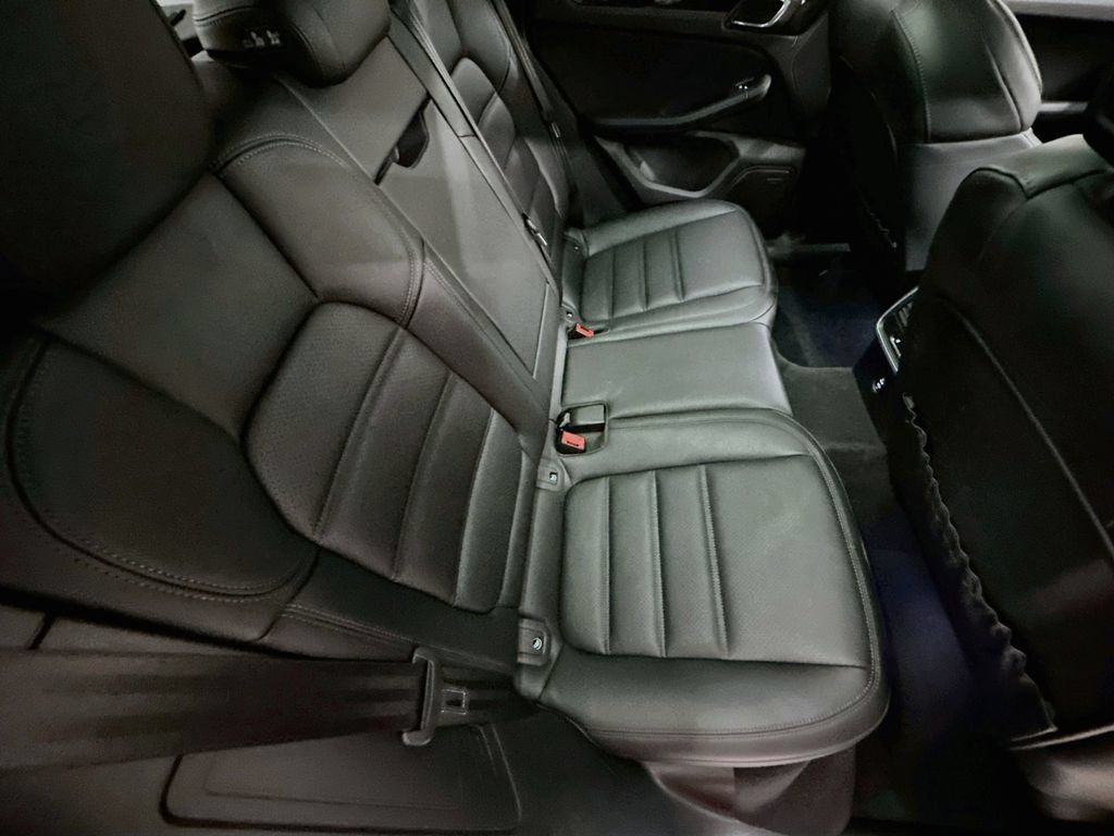 Certified 2025 Porsche Macan AWD/4WD image 28