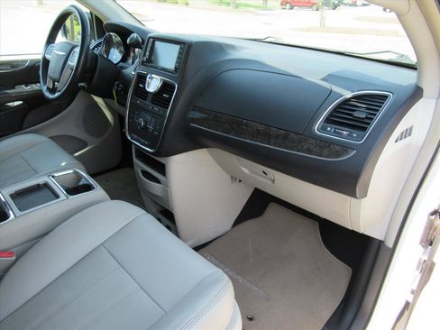 Used 2014 Chrysler Town & Country Touring image 11