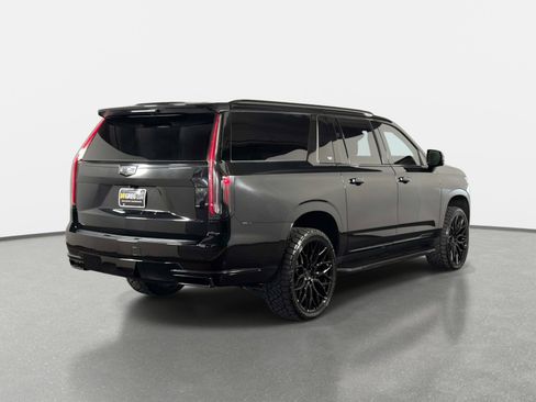 Used 2024 Cadillac Escalade ESV Luxury image 3