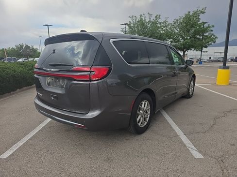 Used 2023 Chrysler Pacifica Touring-L FWD image 7