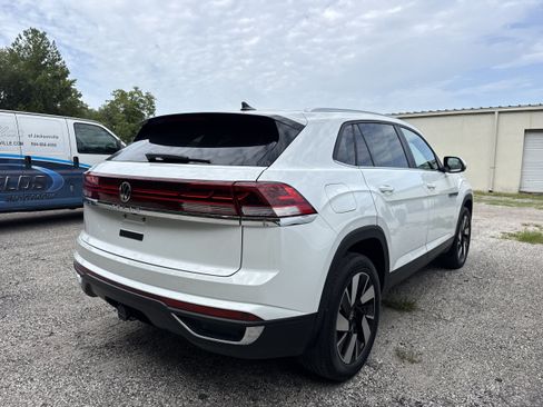 Used 2024 Volkswagen Atlas Cross Sport SE FWD image 3