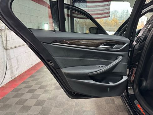 Used 2019 BMW 530i xDrive w/ Premium Package image 12