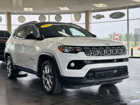 Used 2025 Jeep Compass Limited AWD/4WD image 5