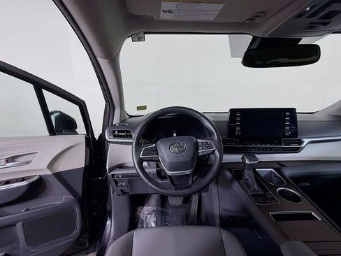 Used 2024 Toyota Sienna XLE FWD image 20