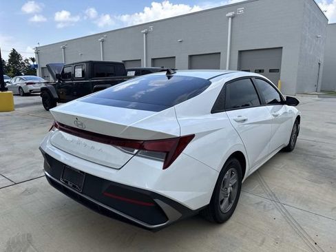 Used 2025 Hyundai Elantra SE FWD image 7