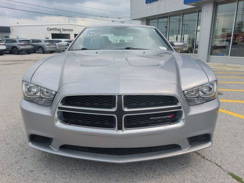 Used 2013 Dodge Charger SE RWD image 2