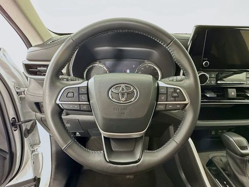 Certified 2024 Toyota Highlander LE image 11