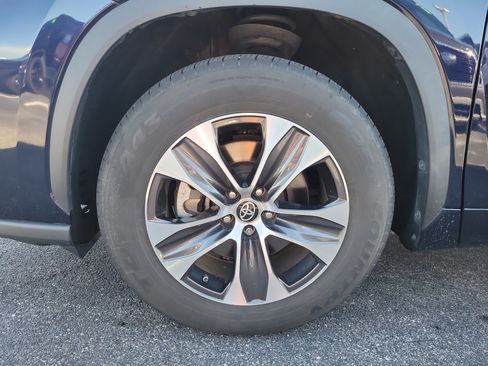 Used 2022 Toyota Highlander XLE FWD image 9