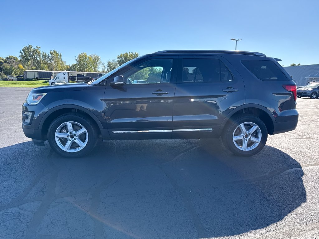 Used 2017 Ford Explorer XLT w/ Equipment Group 202A AWD/4WD image 5