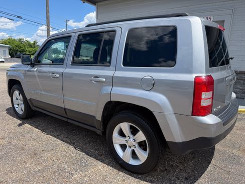 Used 2017 Jeep Patriot Latitude AWD/4WD image 3