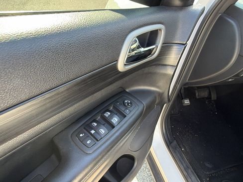 Used 2020 Jeep Grand Cherokee Laredo RWD image 15