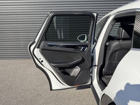 Certified 2024 Porsche Macan image 17