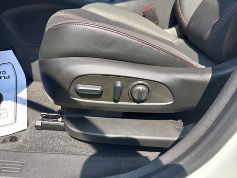 Used 2022 Chevrolet Equinox RS w/ Infotainment Package image 18