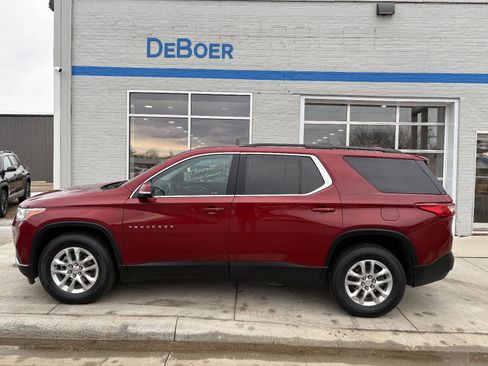 Used 2021 Chevrolet Traverse LT image 2