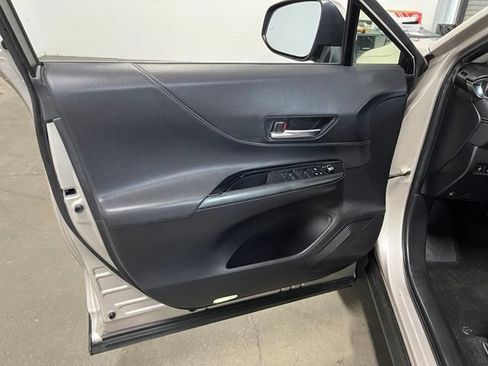 Used 2021 Toyota Venza LE w/ Carpet Mat Package (TMS) AWD/4WD image 24
